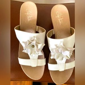 Life Stride. 10 wide, 2 3/4" heel